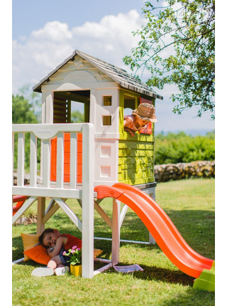 Детский домик на платформе с горкой